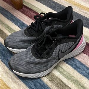 Nike Women's Gray and Pink Training Sneakers